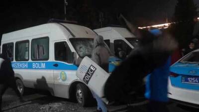 В Алма-Ате протестующие обезглавили двоих полицейских