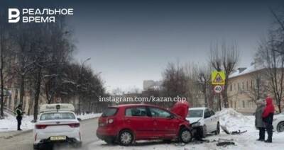 На улице Космонавтов в Казани столкнулись автомобили