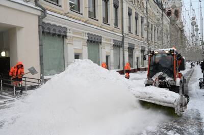 Столичные коммунальщики усиленно борются с последствиями обильного снегопада