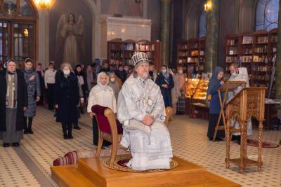 В Рождественский сочельник митрополит Марк совершил литургию в Христорождественском соборе Рязани