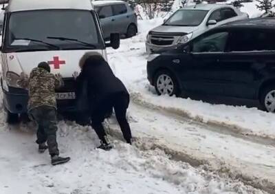 В рязанском дворе застряла машина скорой помощи