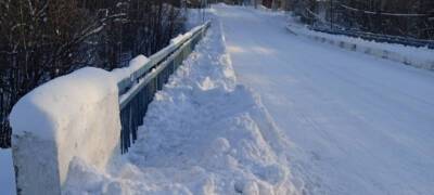 Жители деревни в Карелии остались без пешеходных переходов на мосту через реку (ФОТО)