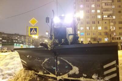 Авария с автобусом и снегоуборочной машиной парализовала движение на улице Декабристов
