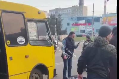 Маршрутка с пассажирами попала в аварию в Одессе, женщина посреди дороги: видео ДТП