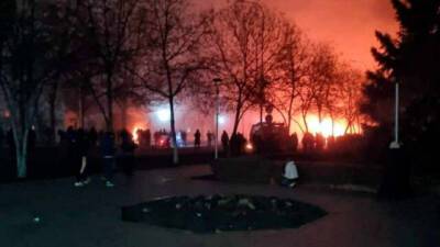 В казахстанском городе Тараз радикалы сожгли три здания полиции