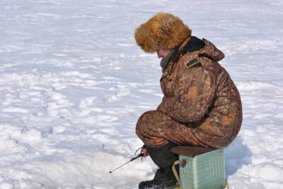 Спасателям пришлось эвакуировать пенсионера со льда Ладожского озера