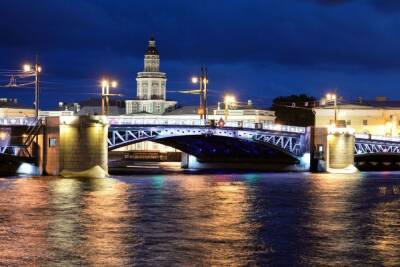 К Рождеству Дворцовый мост заиграл праздничной подсветкой