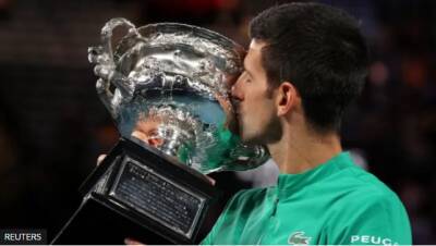 "Для Джоковича не будет исключений": звезду тенниса не пускают на Australian Open из-за "ошибки с визой"