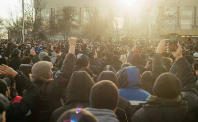 Режиссируют извне — сенатор назвал протесты в Казахстане попыткой свержения
