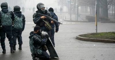 На улицах Алматы идут бои между революционерами и силовиками, есть погибшие и раненые (видео)