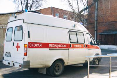 Машина скорой помощи застряла в заснеженном дворе в Рязани
