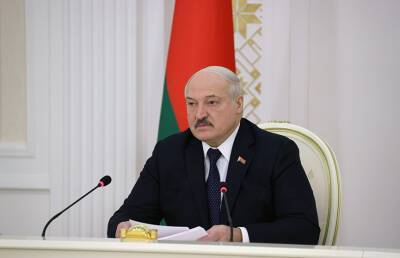 Лукашенко: Многие, кто развешивали у себя на окнах бчб-тряпки, сегодня этого стыдятся. Понимают, кто ими управлял