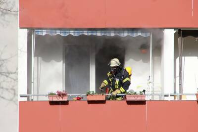 В Красносельском районе Петербурга пожарные час тушили горевшую квартиру