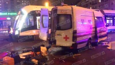 Женщина погибла в ДТП со «скорой» с трамваем в Москве