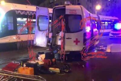 В центре Москвы в ДТП со скорой погибла пациентка