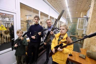 Мэр Львова тренирует своих детей стрелять по москалям