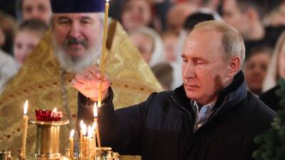 Путин присутствует на рождественском богослужении в храме в Ново-Огарево