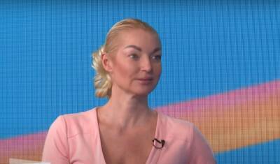 Наконец "шпагатница" остепенилась: Анастасия Волочкова показалась фанатам в компании мускулистого избранника, "раскорячки" уже в прошлом