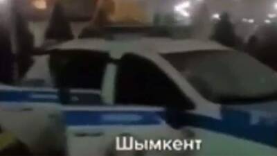 В Шымкенте протестующие уничтожили более 10 полицейских машин