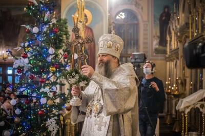 Новосибирцы встретили Рождество на праздничной службе в храме — 15 лучших фото из Вознесенского собора