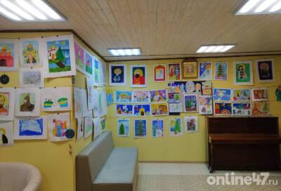 Рождественская галерея детских рисунков открывается на Дороге жизни