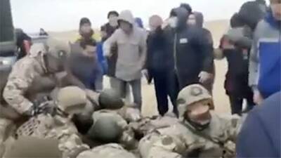 Участники беспорядков в Казахстане поставили силовиков на колени