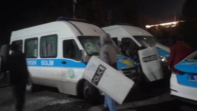 Протестующие в Казахстане применяют против полицейских «коктейли Молотова»