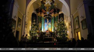 Православные верующие празднуют Рождество Христово