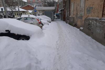 Снег на голову: в Саратове женщину накрыла снежная масса с крыши многоквартирного дома