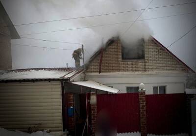 На тушение загоревшегося дома в Смоленске выехали 25 пожарных