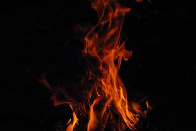 В Тверской области мужчина и женщина погибли на пожаре в деревянном доме