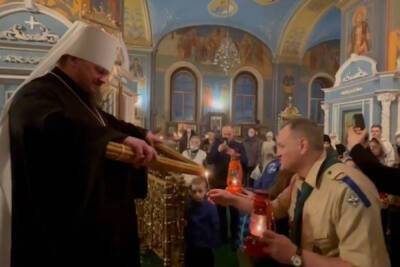 В Рождественский сочельник в Богоявленско-Анастасиинском кафедральном соборе костромичам раздавали Вифлеемский огонь