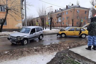 Под Волгоградом столкнулись два отечественных автомобиля
