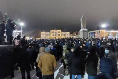 В центре Алма-Аты завязалась перестрелка, участники беспорядков захватили здание телеканала «Мир»