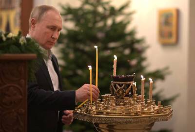 Владимир Путин посетил рождественскую службу в храме в Ново-Огарёво