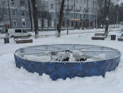 Вандалы разгромили новогодний арт-объект в центре Смоленска