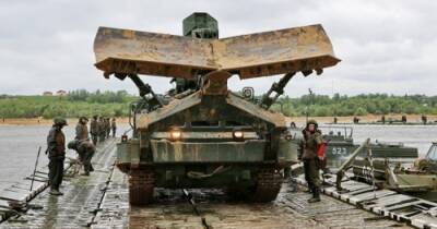Forbes: армия России стягивает к границам Украины чудовищные машины для разминирования