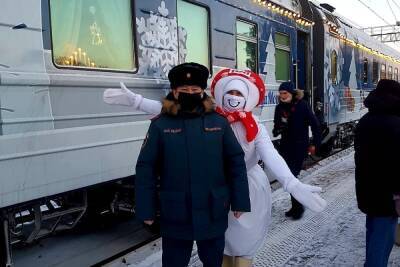 Новгородские спасатели обезопасили мобильную резиденцию Деда Мороза