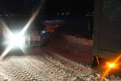 Спасатели вытащили застрявший в снегу автомобиль во Всеволожском районе