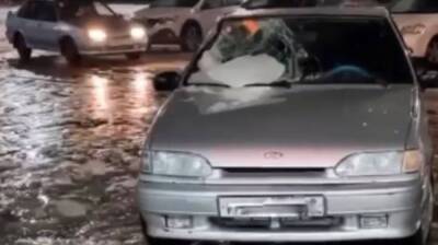 В воронежской Россоши ледяная глыба разбила лобовое стекло машины: появилось видео