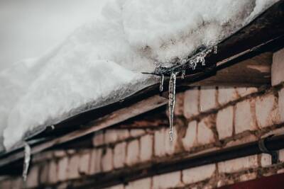 Саратовский СК начал проверку после обрушения снега с крыши на местную жительницу