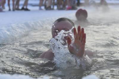 В Якутске «моржи» искупались в проруби при 60-градусном морозе