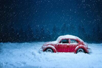 В Ижевске продолжают борьбу со снеговыми заносами на дорогах