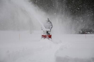 Спецмашины продолжают убирать снег с дорог Ульяновска