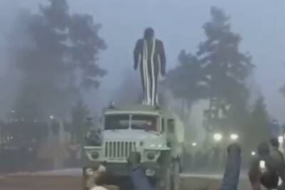 Появилось видео сноса памятника Назарбаеву в Казахстане