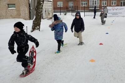 Спорт для всех: на стадионе «Юность» в Костроме дети-инвалиды занимаются снегоступингом
