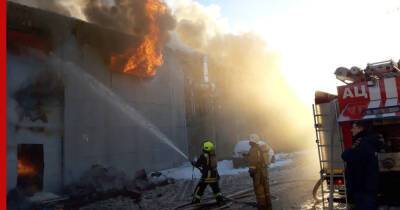 Пожар на складе в Химках распространился на площади до 2,7 тысяч квадратных метров