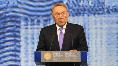 Видеозапись сноса памятника экс-президенту Казахстана Назарбаеву появилась в Сети