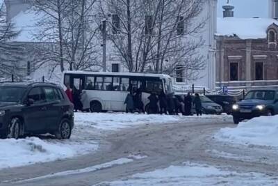 В Касимове Рязанской области туристы толкали застрявший в снегу автобус