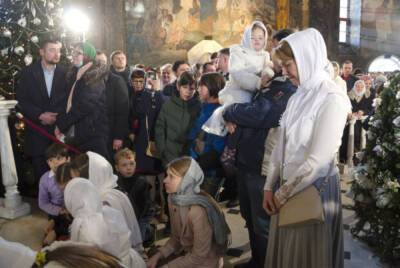 В Киево-Печерской прошли литургии по случаю Рождества Христова: собрались тысячи верующих